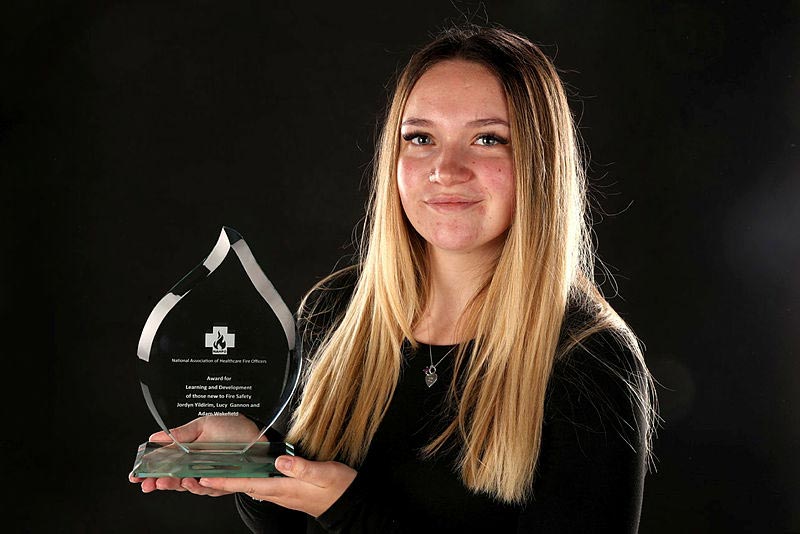 Jordyn Yildirim with her award