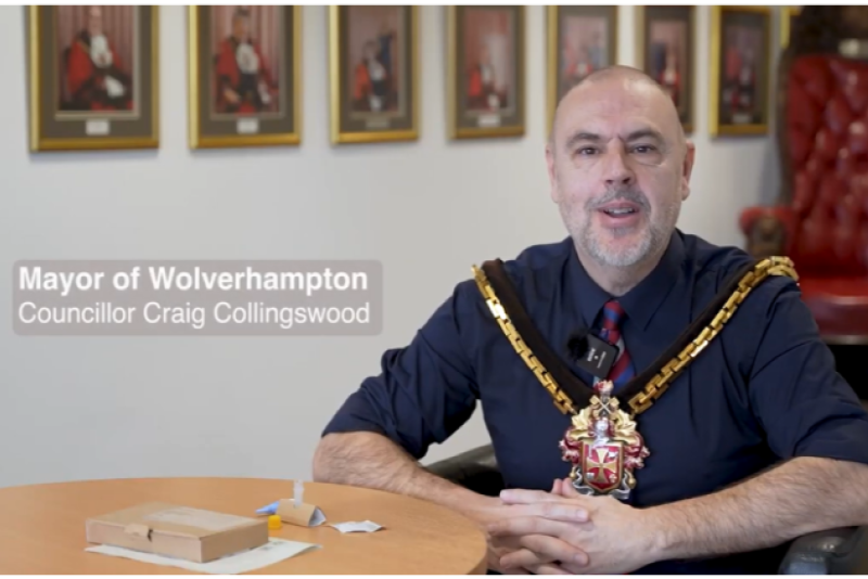 Mayor shows how easy HIV testing can be